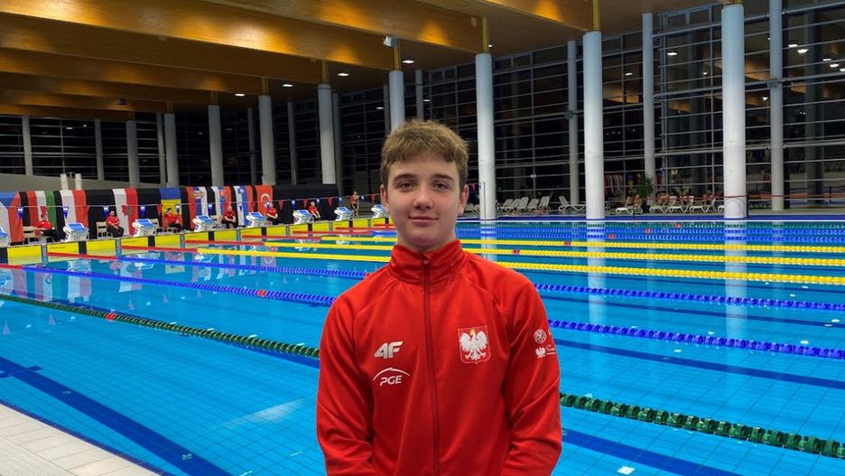 Znakomity start w barwach reprezentacji Polski zaliczył 14-letni pływak UKS Delfin Tarnobrzeg, Albert Borkowski, który wraz z Kadrą Narodową Juniorów Młodszych rywalizował w międzynarodowych zawodach Krajów Europy Środkowej CECJM w Sopron na Węgrzech.