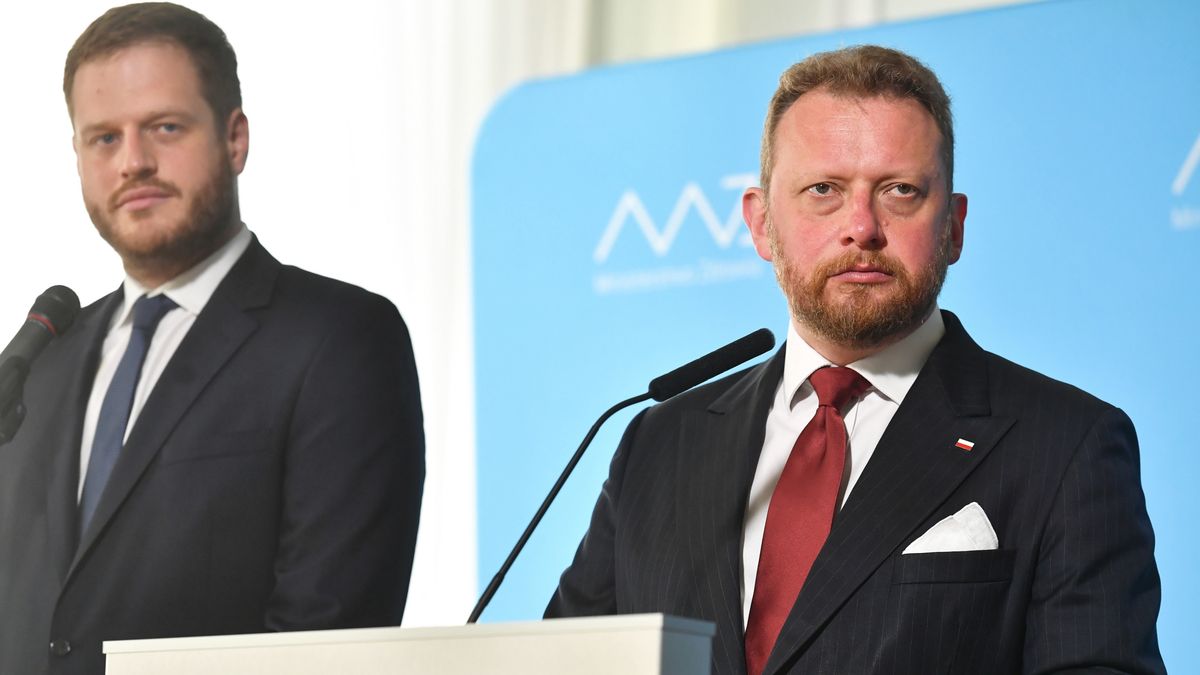Koronawirus w Polsce. Nowe obostrzenia ogłosili na wspólnej konferencji wiceminister Janusz Cieszyński i minister Łukasz Szumowski.