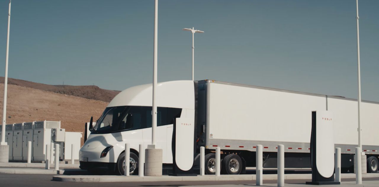 Ein Tesla Semi-Lkw hat auf einer amerikanischen Autobahn Feuer gefangen.