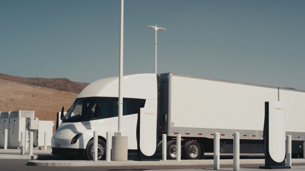 Ciężarówka Tesla Semi zapaliła się na amerykańskiej autostradzie