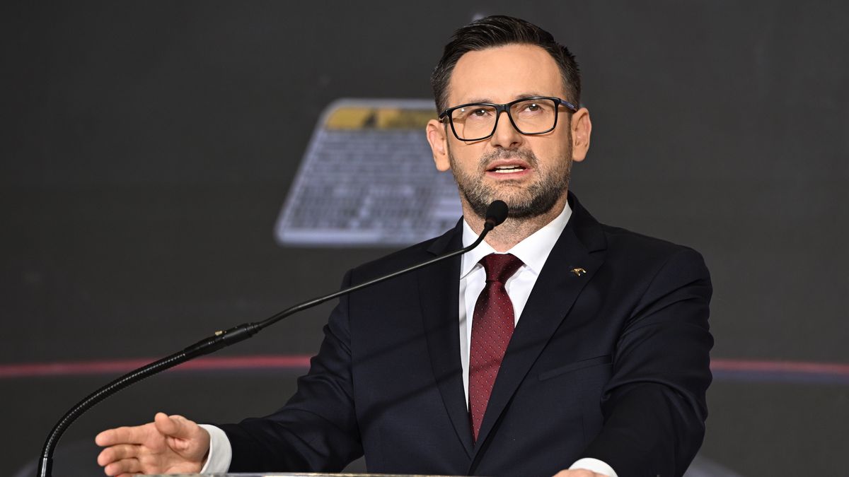Warszawa, 01.02.2024. Prezes zarządu Orlen Daniel Obajtek podczas konferencji prasowej dot. realizacji Strategii ORLEN2030 w siedzibie spółki Orlen w Warszawie, 1 bm. (jm) PAP/Radek Pietruszka