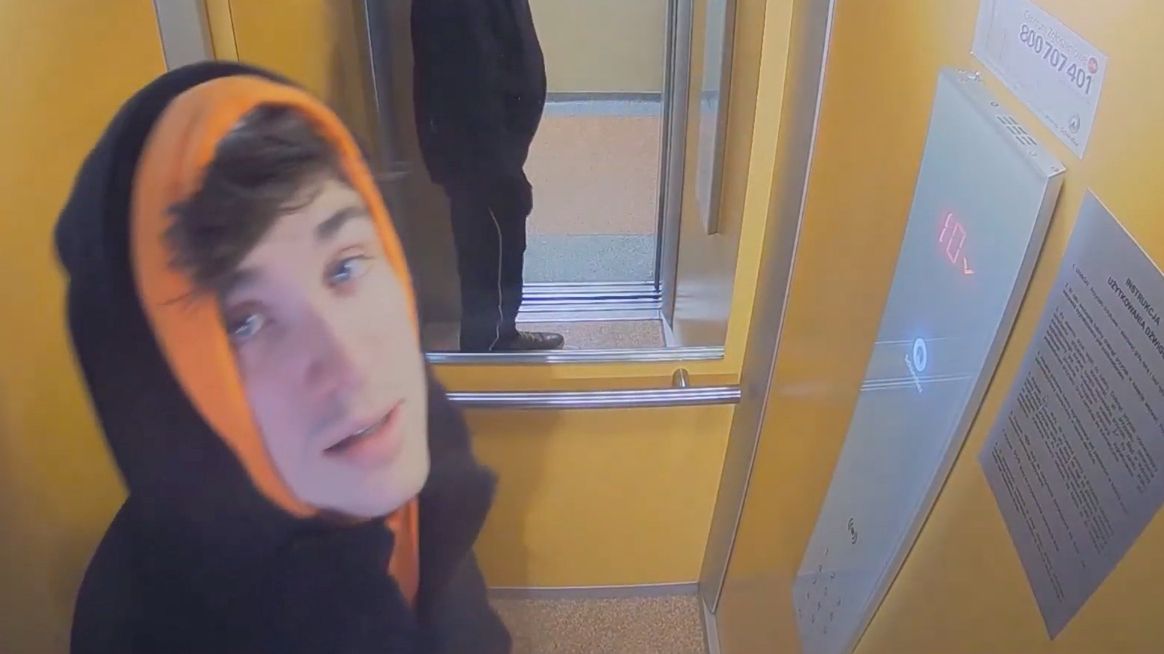 Młody mężczyzna podpalił windę. Szuka go policja