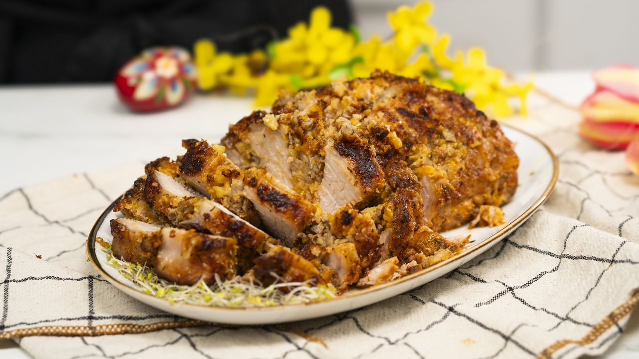 Przepis dnia na wielkanocny schab, który skradnie całą uwagę. To zasługa marynaty i farszu