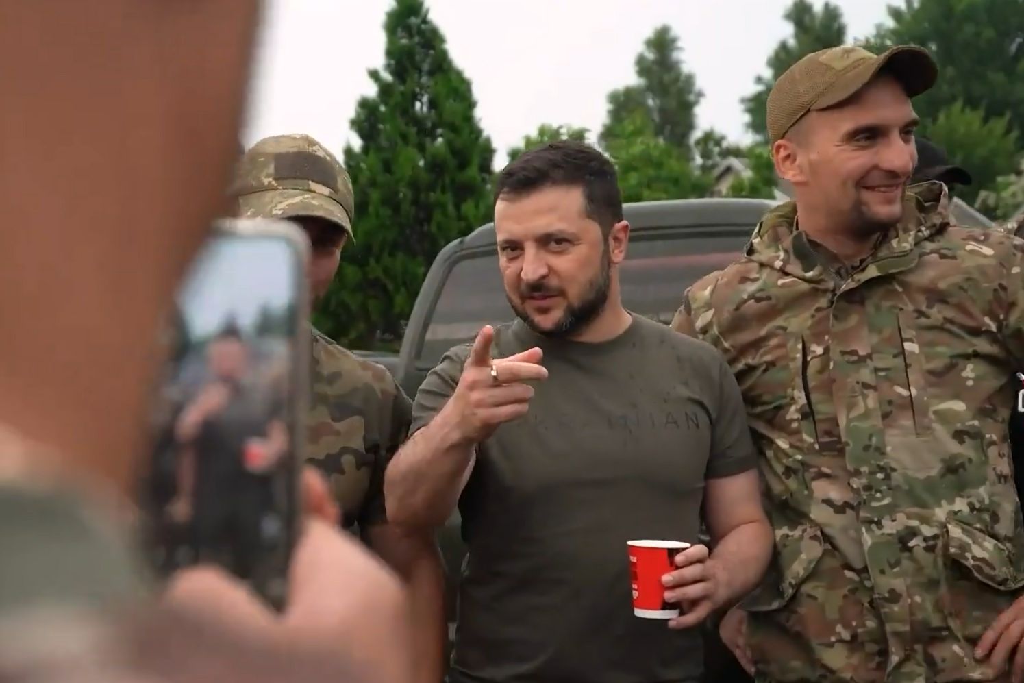 Prezydent Wołodymyr Zełenski zaskoczył żołnierzy na stacji benzynowej 