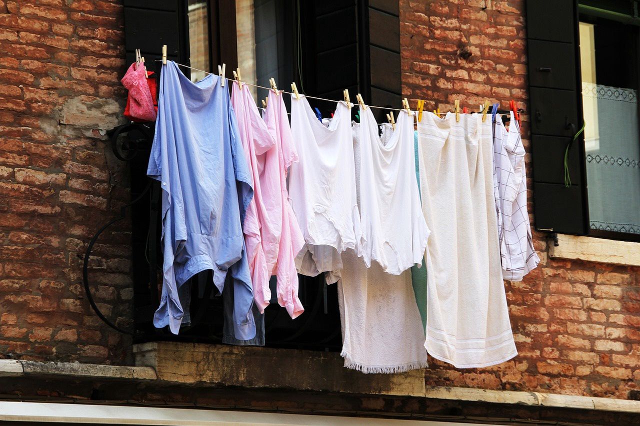 Suszysz pranie na balkonie? Przepisy mówią wprost: możesz dostać nawet 500 zł mandatu