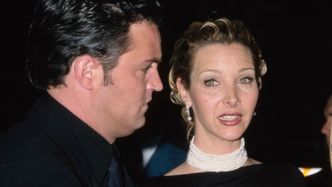 Lisa Kudrow komentuje odejście Matthew Perry'ego! Informator ujawnił, co powiedziała o możliwej PRZYCZYNIE ŚMIERCI kolegi z planu