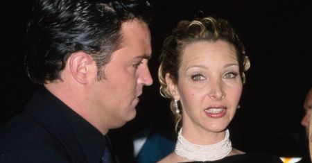 Lisa Kudrow komentuje odejście Matthew Perry'ego! Informator ujawnił, co powiedziała o możliwej PRZYCZYNIE ŚMIERCI kolegi z planu