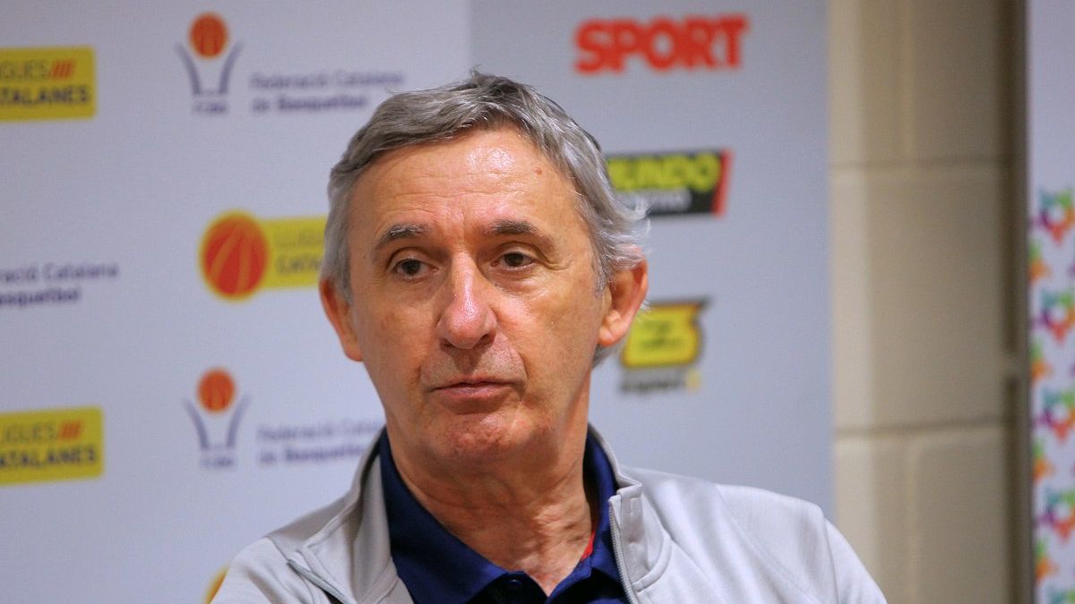 Svetislav Pesić w czasie konferencji prasowej