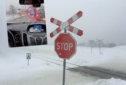 Radiowóz utknął między szlabanami w Ząbkach