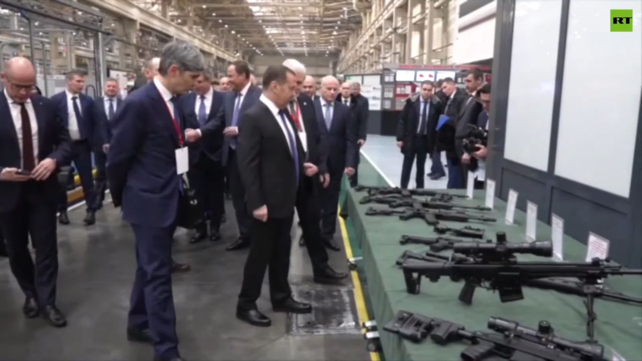 Dmitrij Miedwiediew odwiedził fabrykę w Iżewsku.