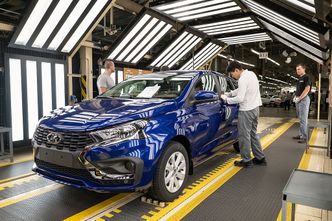 Sprzedaż Łady leci na łeb na szyję. Szef rosyjskiego koncernu chce nakazu