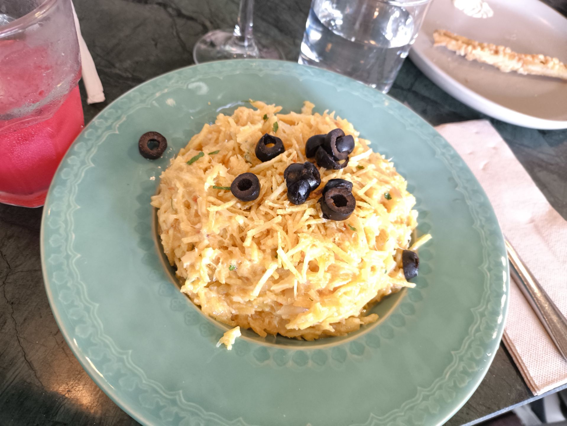 Bacalhau à Brás to portugalskie danie przyrządzane z kawałków so