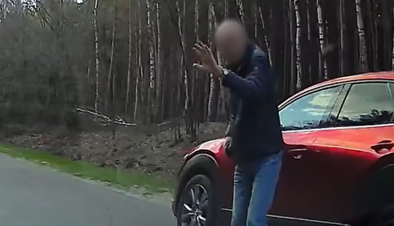 Stali przy lesie. Nagle wszczął awanturę. Machał legitymacją