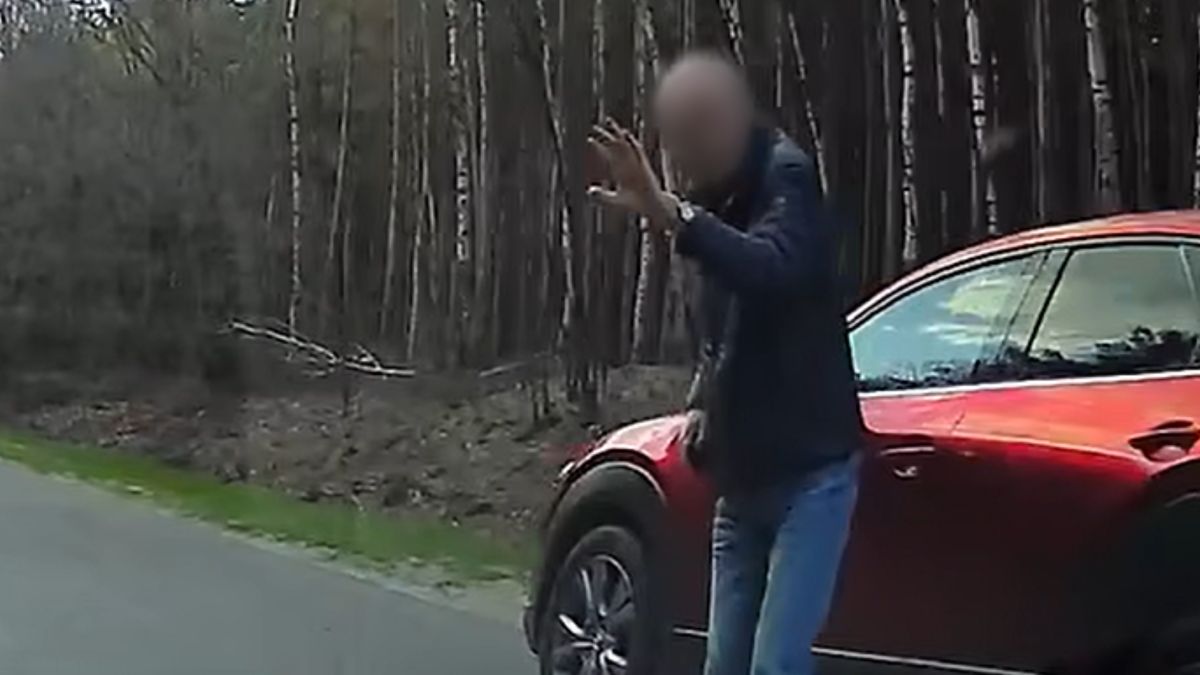 Zatrzymał ich przy lesie. Kuriozalne sceny.