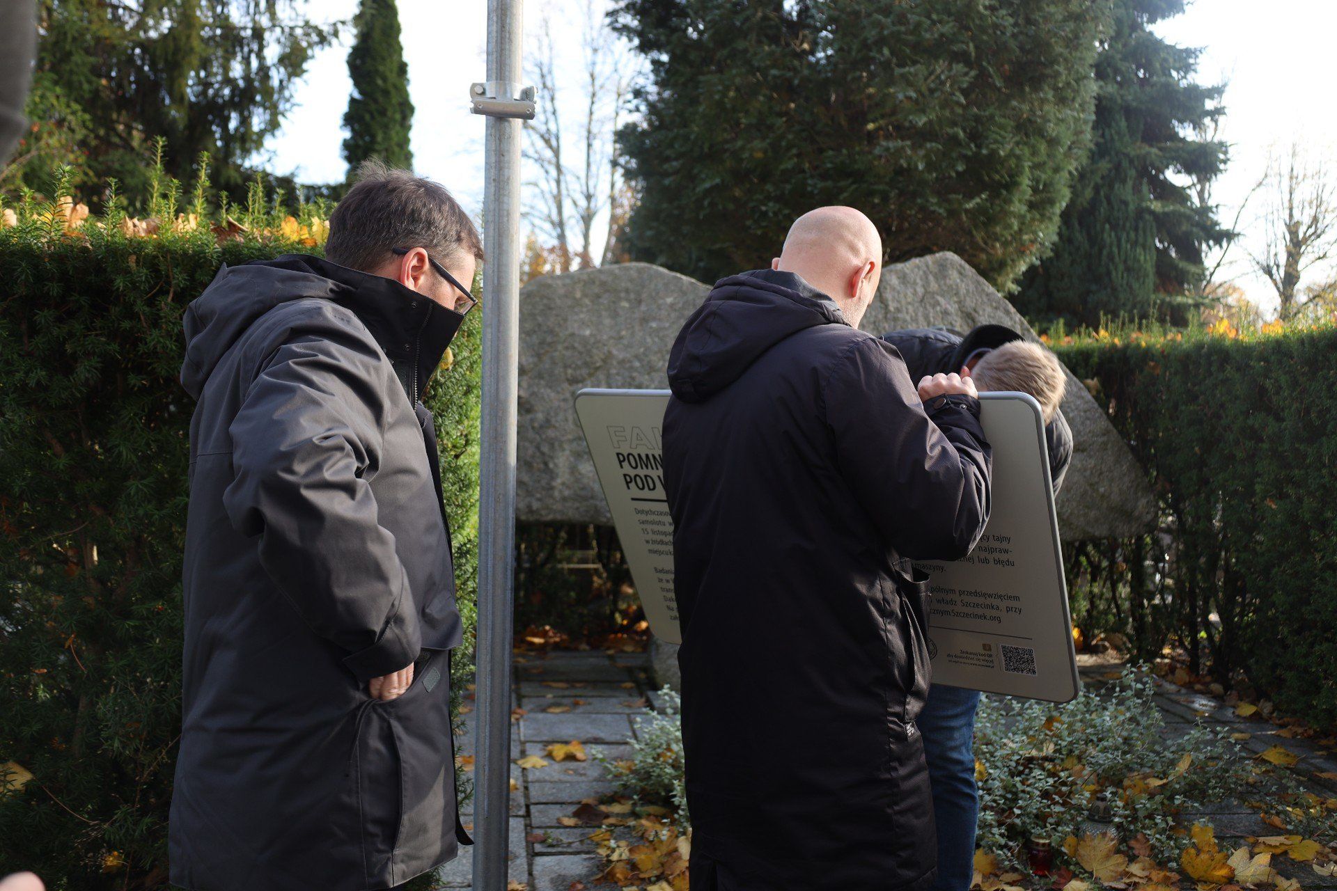 Montaż tablicy informacyjnej, wyjaśniającej szczegóły katastrofy lotniczej w Wilczych Laskach w 1944 roku