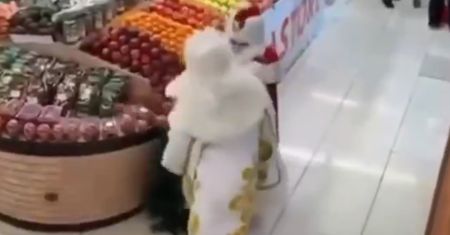 Mikołaje okładali się przy owocach. Sceny w sklepie w Baku