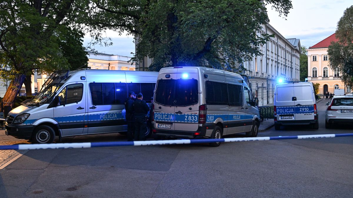 Warszawa, 07.05.2025. Działania służb na terenie Kampusu Głównego UW w Warszawie, 7 bm. Przed godziną 19 doszło do napaści z użyciem siekiery na pracownicę uczelni. Zaatakowana kobieta nie żyje, druga osoba została ranna. Policja zatrzymała napastnika. (amb) PAP/Radek Pietruszka ***Do tego materiału zdjęciowego dostępna jest również depesza w systemie CSI, pt.: Zabójstwo na UW; nie żyje portierka, ochroniarz w stanie krytycznym (krótka 2)***