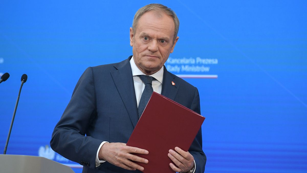 Warszawa, 16.04.2024. Premier Donald Tusk podczas konferencji prasowej po posiedzeniu rządu w siedzibie KPRM w Warszawie, 16 bm. (amb) PAP/Marcin Obara