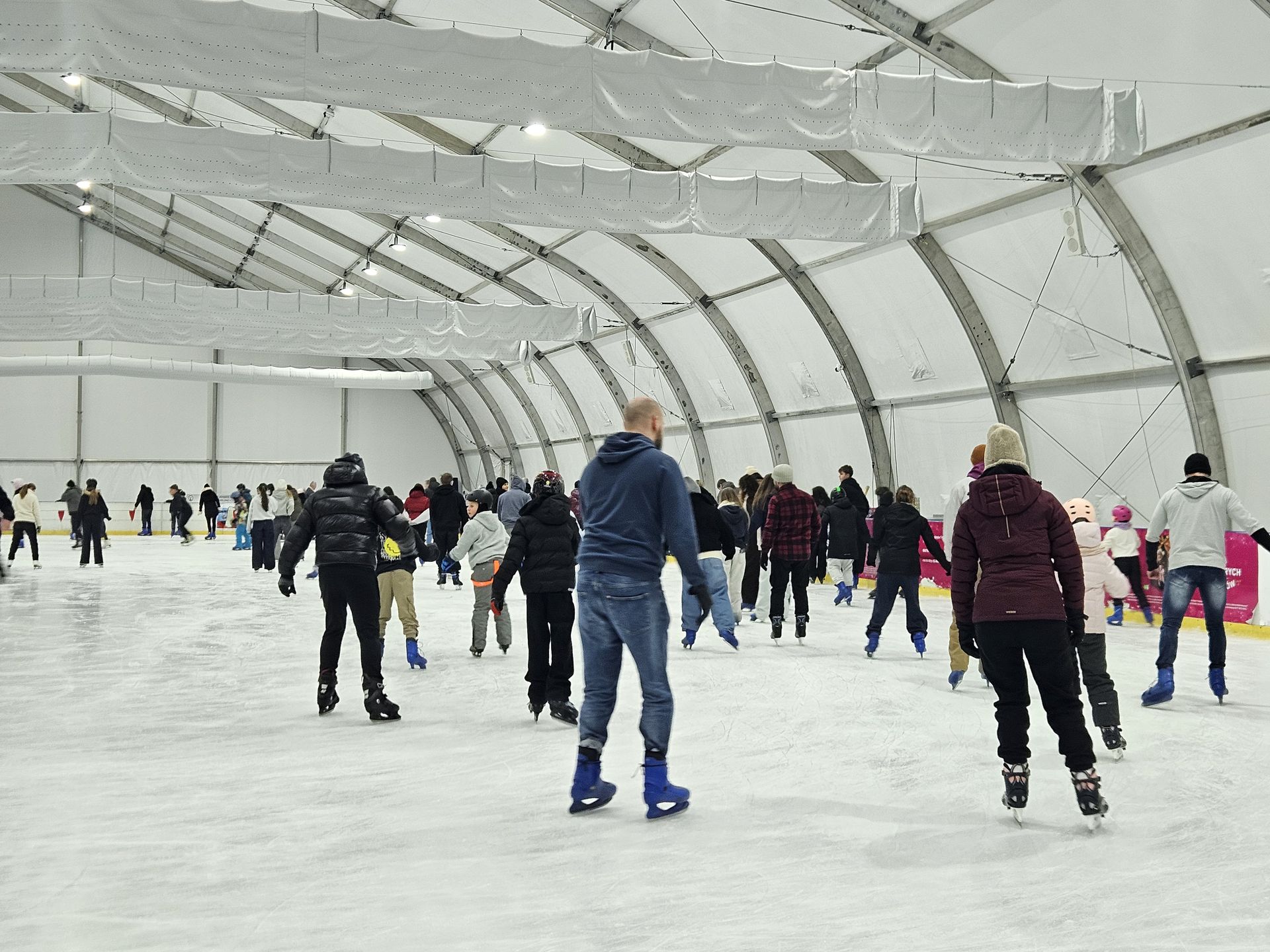 Mimo pełnego obłożenia, na ślizgawce nie ma przesadnego ścisku