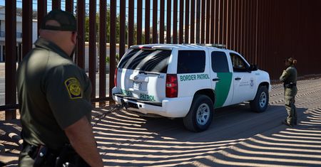 Spadek nielegalnych przekroczeń granicy USA. Trump skomentował