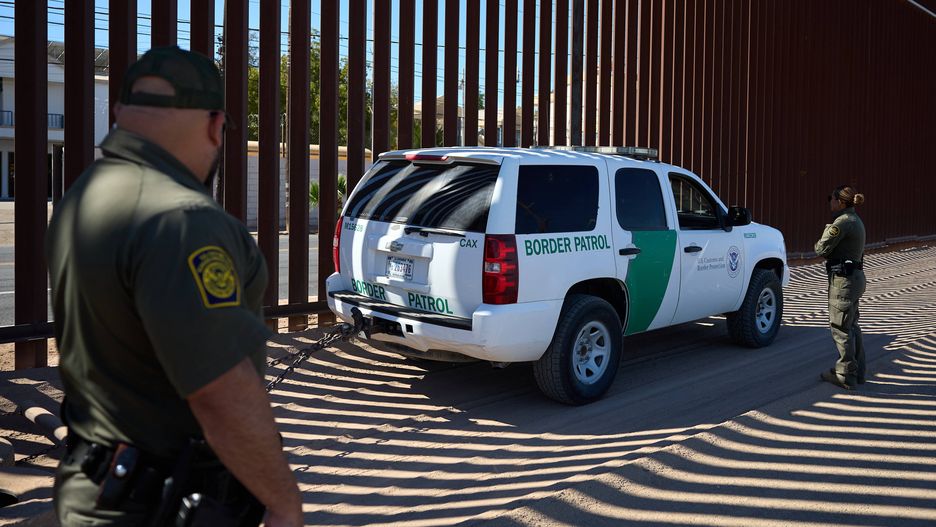 US Southern Border
epa11929076 US Border Patrol agents inspect a drag, towing a row of tires to clear tracks in the dirt, to be able see fresh footprints or tire tracks in Calexico, California, USA, 27 February, 2025.  With US President Donald trump signing multiple executive actions to overhaul parts of the US immigration system, including how migrants are processed and deported from the US, the US southern border with Mexico has seen a massive slow down in migrants trying to cross over.  EPA/ALLISON DINNER 
Dostawca: PAP/EPA.
ALLISON DINNER
wall, immigration, border