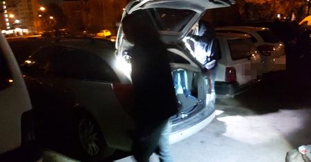 Warszawa. Podejrzani o podwójne włamanie mieszkali w domu na czterech kółkach