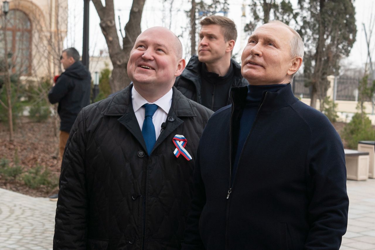 Putin za kierownicą Toyoty Land Cruiser. Na Krym nie pojechała limuzyna Aurusa