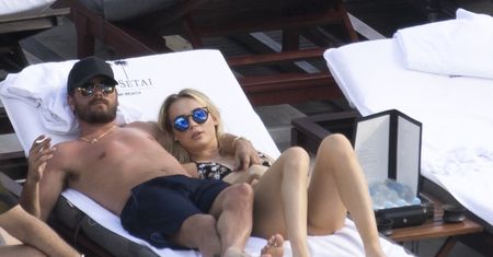 Ojciec dzieci Kourtney Kardashian przyłapany z kochanką w basenie! (ZDJĘCIA)