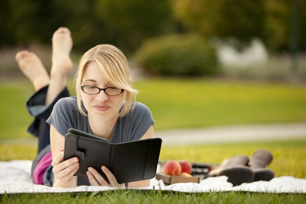 Zdjęcie dziewczyny czytającej książkę pochodzi z serwisu Shutterstock