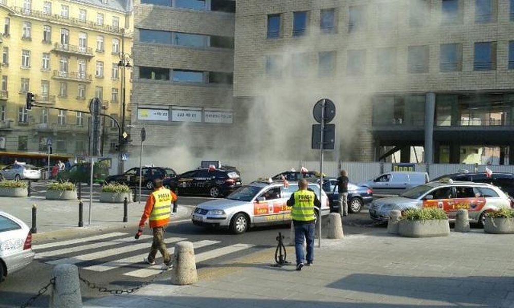 Taksówkarze niewpuszczeni pod Sejm. Cierpieć muszą warszawiacy