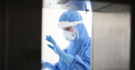 Koronawirus w Polsce. Zakażony lekarz oddziału położniczego. 300 próbek do badań