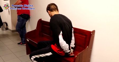 Wrocław. Grozili 15-latkowi nożem. Trafili w ręce policji