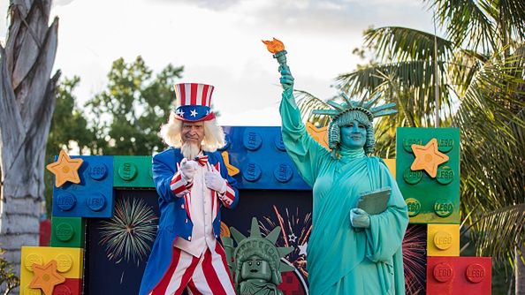 Wujek Sam  i Lady Liberty witają gości w LEGOLAND California 