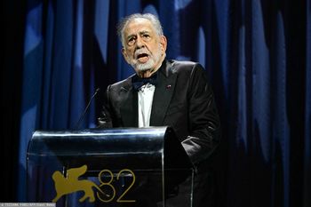 Żegnaj prywatna wyspo. Po dziele życia tonie w długach