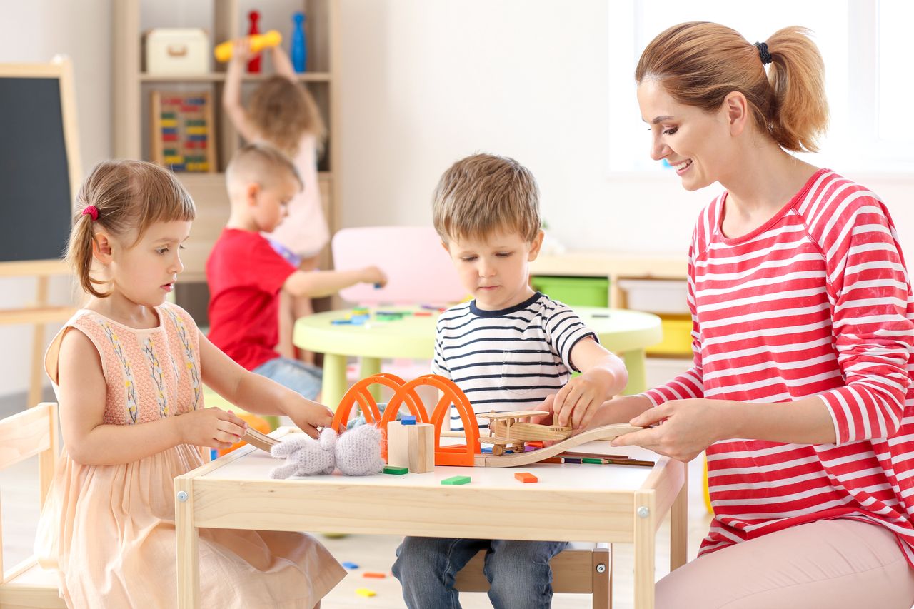 Te same kwalifikacje, różne prawa. Przedszkola domagają się zmian