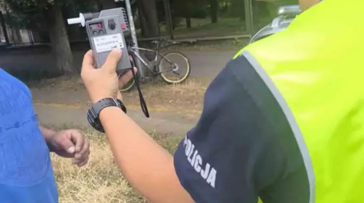 Rowerzysta miał dostać szelki odblaskowe dostał surowy mandat.