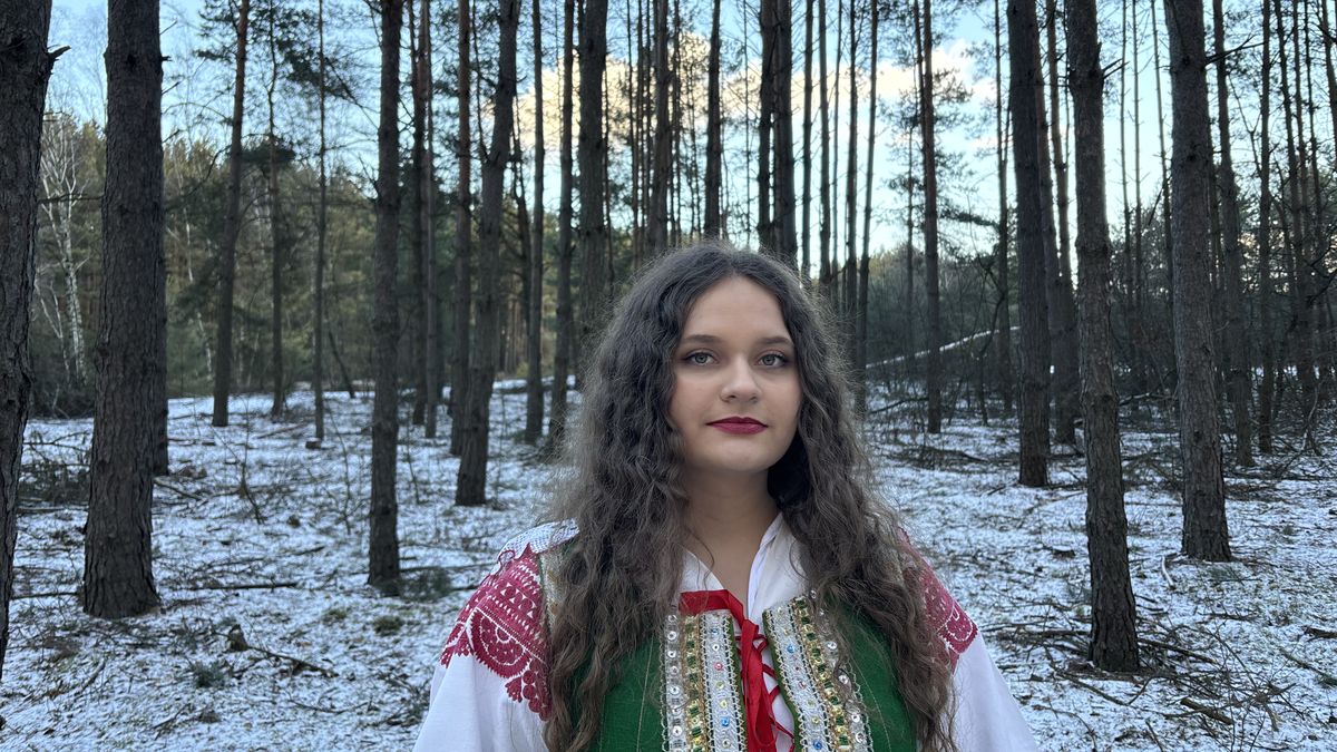 Agata Deptuła jest popularyzatorką kultury białokurpiowskiej.