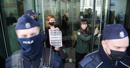 Warszawa. Aktywistka przykleiła się do drzwi Kancelarii Sejmu