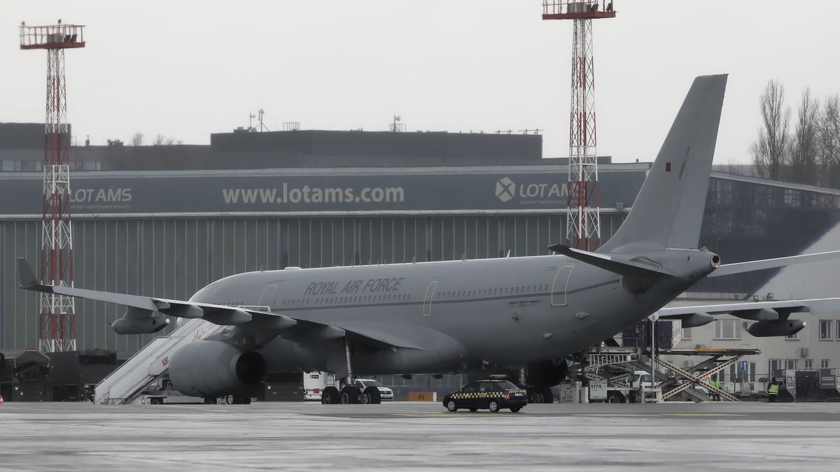 Warszawa, 10.02.2022. Samolot z 350 brytyjskimi żołnierzami z 45. Komanda Piechoty Morskiej (45. Commando) wylądował na warszawskim lotnisku Chopina, 10 bm. Żołnierze wzmocnią siły Wielkiej Brytanii stacjonujące w Polsce. (mr) PAP/Paweł Supernak