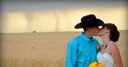 Sesja ślubna z tornado w tle podbija Internet