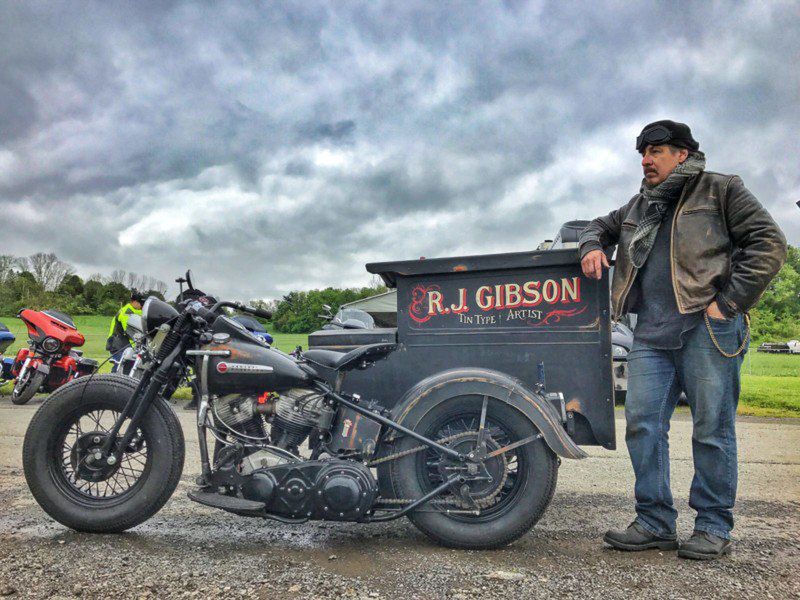 Stary motor Harley-Davidson, podróże i ciemnia. Oto mobilne studio mokrego kolodionu