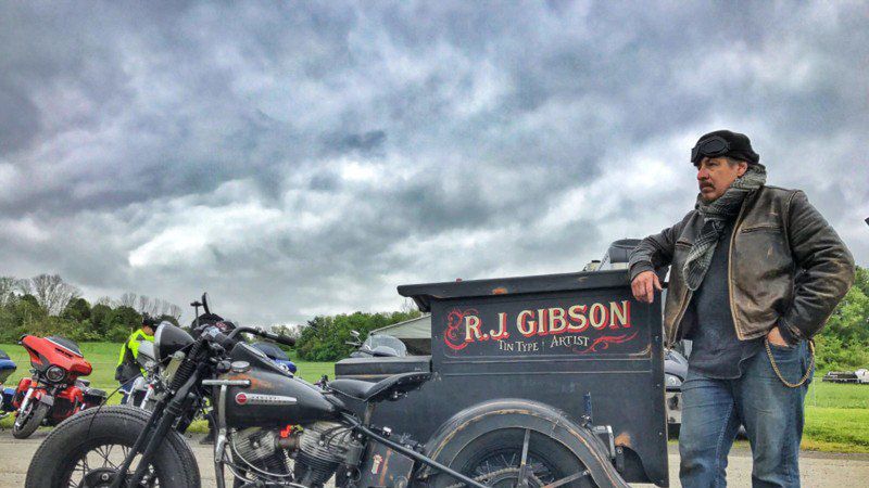 Stary motor Harley-Davidson, podróże i ciemnia. Oto mobilne studio mokrego kolodionu 1