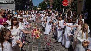 Boże Ciało w Kaliszu. Tłumy wiernych przeszły ulicami miasta w uroczystej procesji. ZDJĘCIA