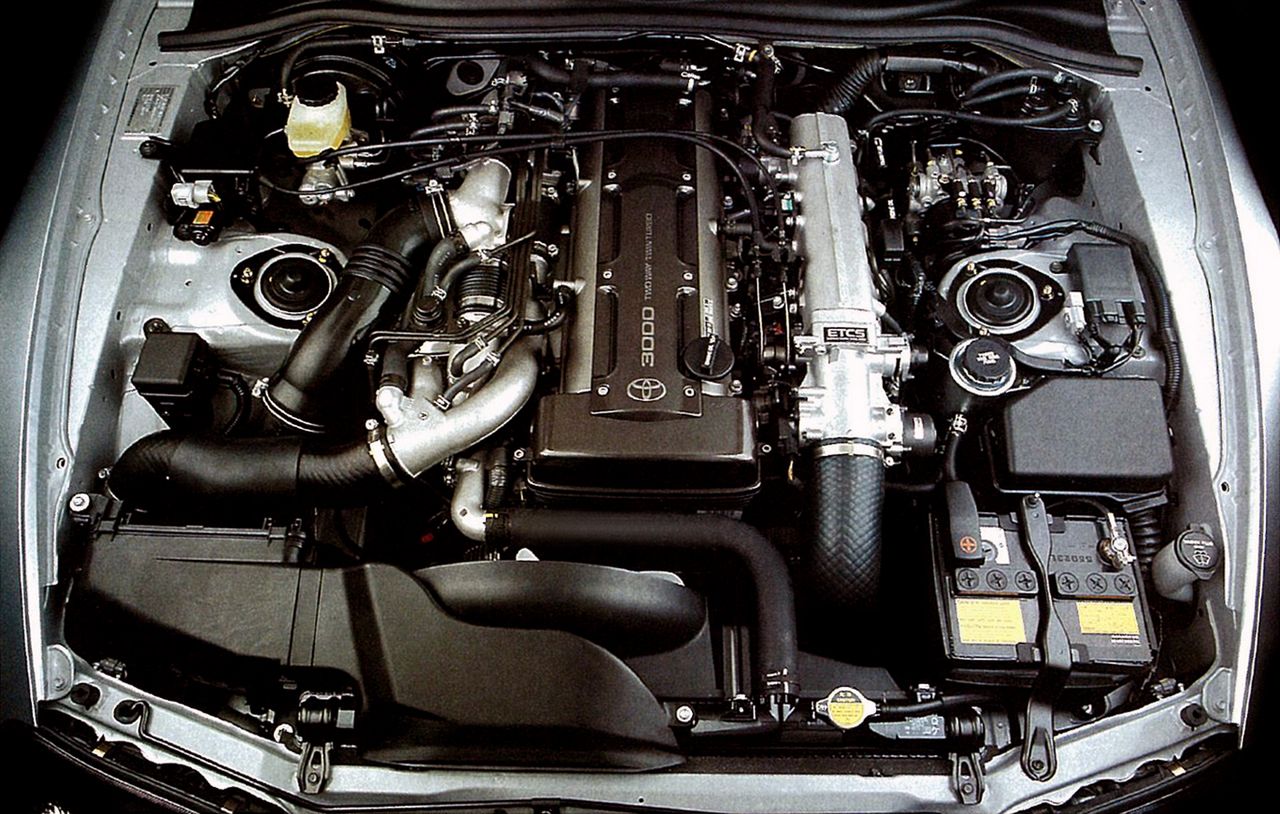 Tym razem nie montowano mniejszych silników niż 3-litrowe. Toyota opracowała bardzo mocną konstrukcję 2JZ-GE z sześcioma cylindrami ułożonymi w rzędzie. Podstawowa wersja osiąga moc 223 KM, ale turbodoładowany odpowiednik już klasyczne 280 KM. Tunerzy korzystając z wytrzymałości silnika osiągali bez problemu moce na poziomie 350-400 KM bez zmian w układzie korbowym.