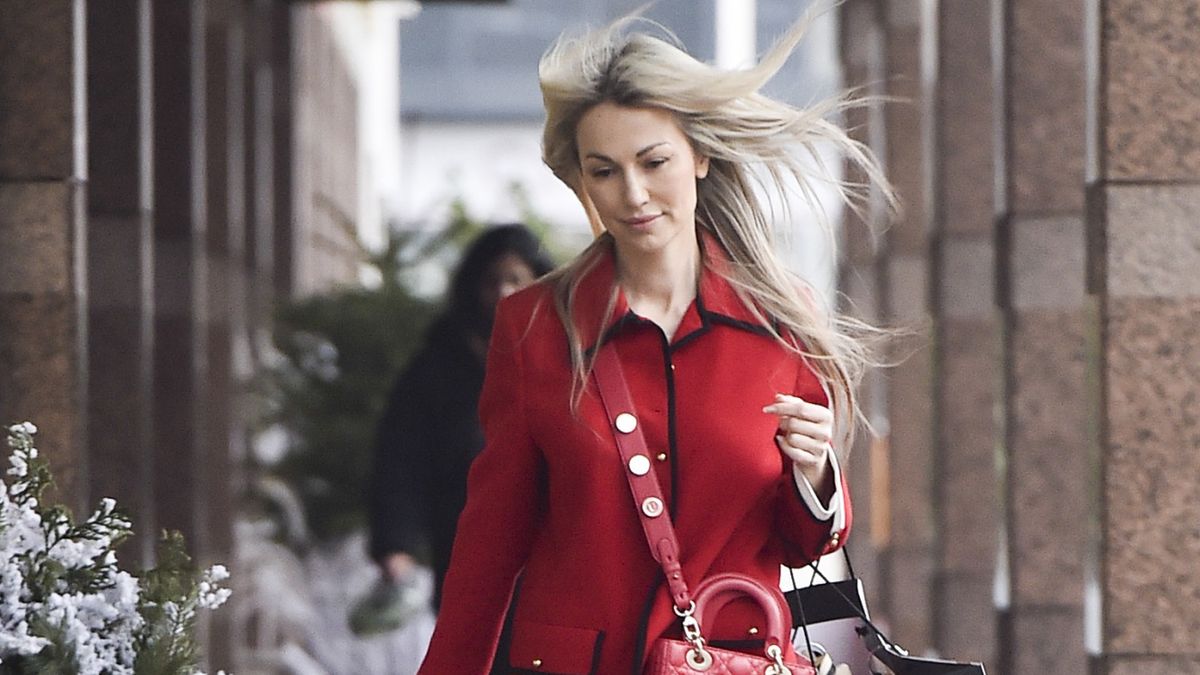 scena z: Magdalena Ogórek, SK:, , fot. AKPAdamskie, jeansy, luty 2023, paparazzi, salon Violi Piekut, spodnie jeansowe, torebka czerwona, zakupy, torebka Christiana Diora, torebka Dior, Magdalena Ogórek