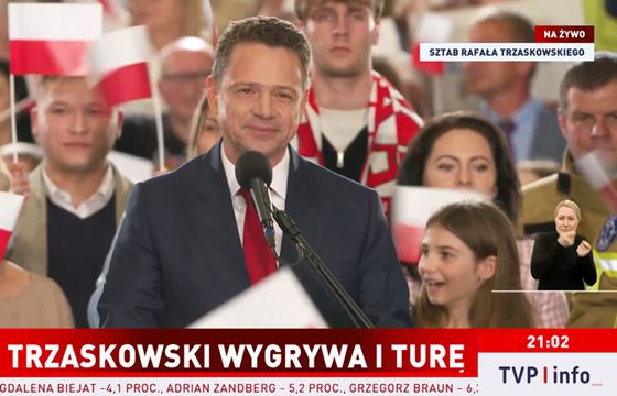 Dyrektor z TVP chciał "uśmiechniętego" Trzaskowskiego po II turze. Potem wpis usunął