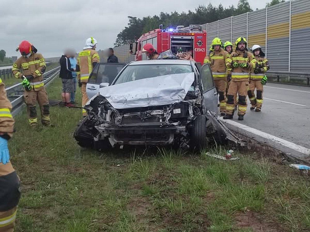 Groźne zdarzenie na trasie S8 w kierunku Warszawy. Auto osobowe uderzyło w bariery