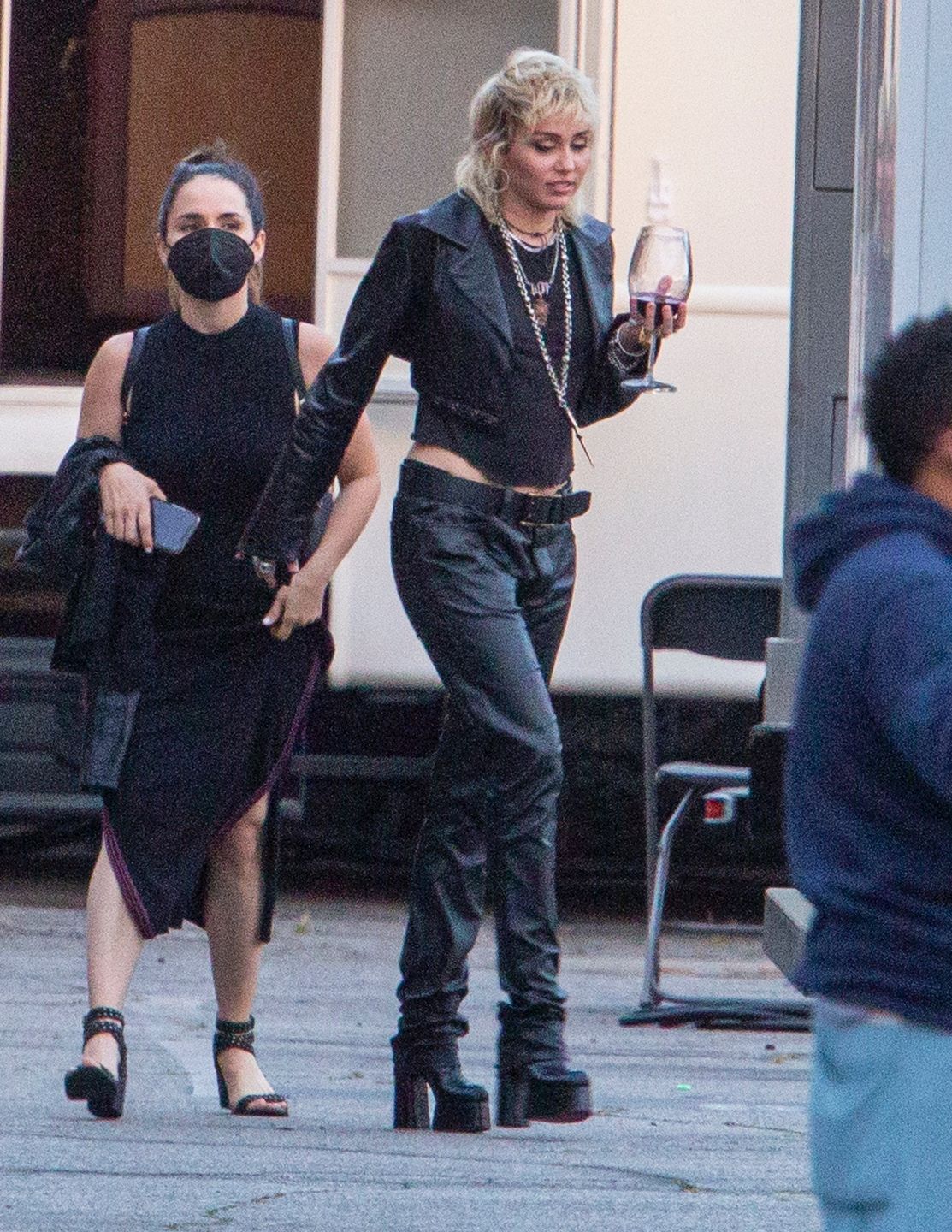 Miley Cyrus spaceruje z kieliszkiem wina