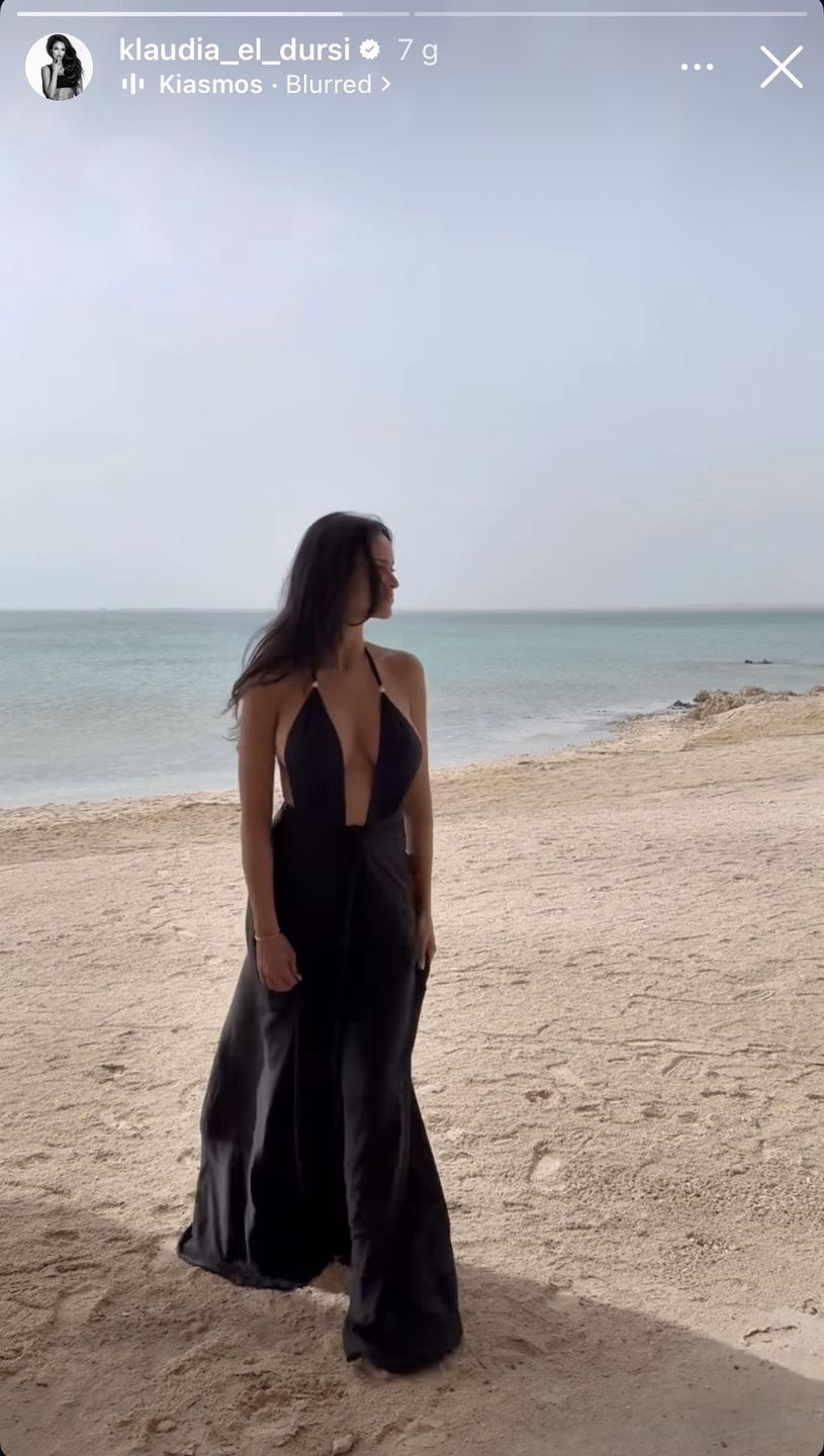 Klaudia el Dursi hasa po plaży w śmiałej kreacji 