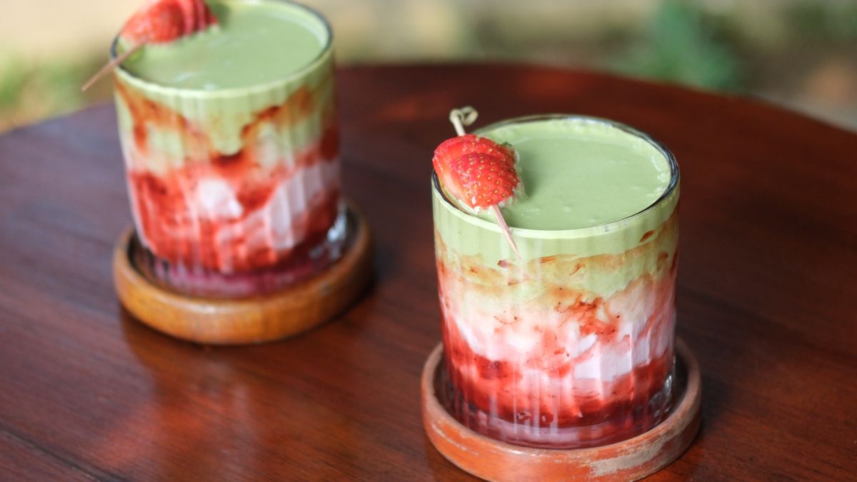 Strawberry matcha latte